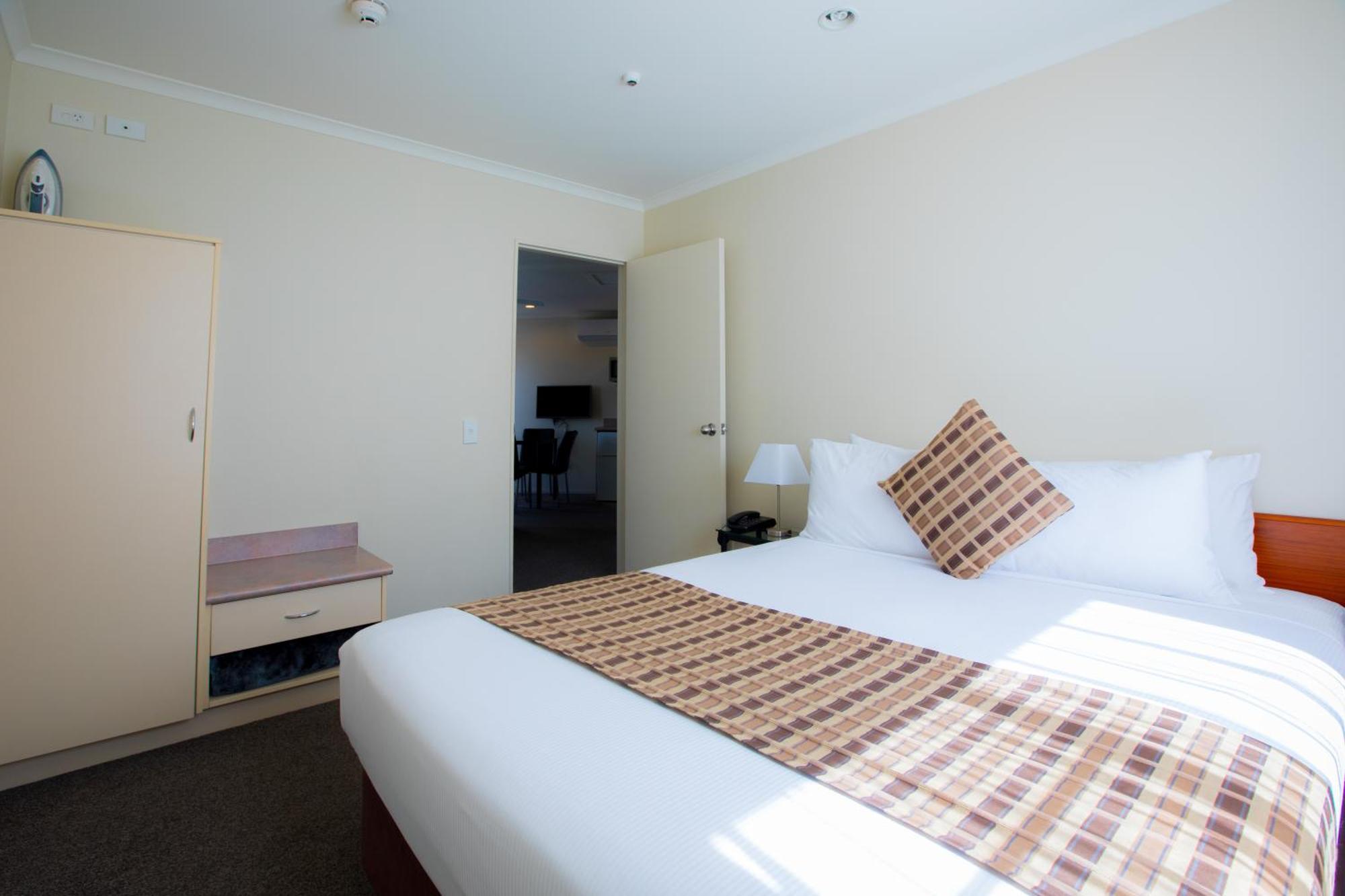 Western Bks Pioneer Motor 4*